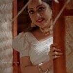 Nithya Das Instagram – Saree: @house_of_shalabam
Ornaments: @alameen_fashion_jewels
Stylist: @anjali.fashionstories 
H&M: @vikramanvijitha
Clicks: https://instagram.com/wedlock__stories?igshid=MzRlODBiNWFlZA==