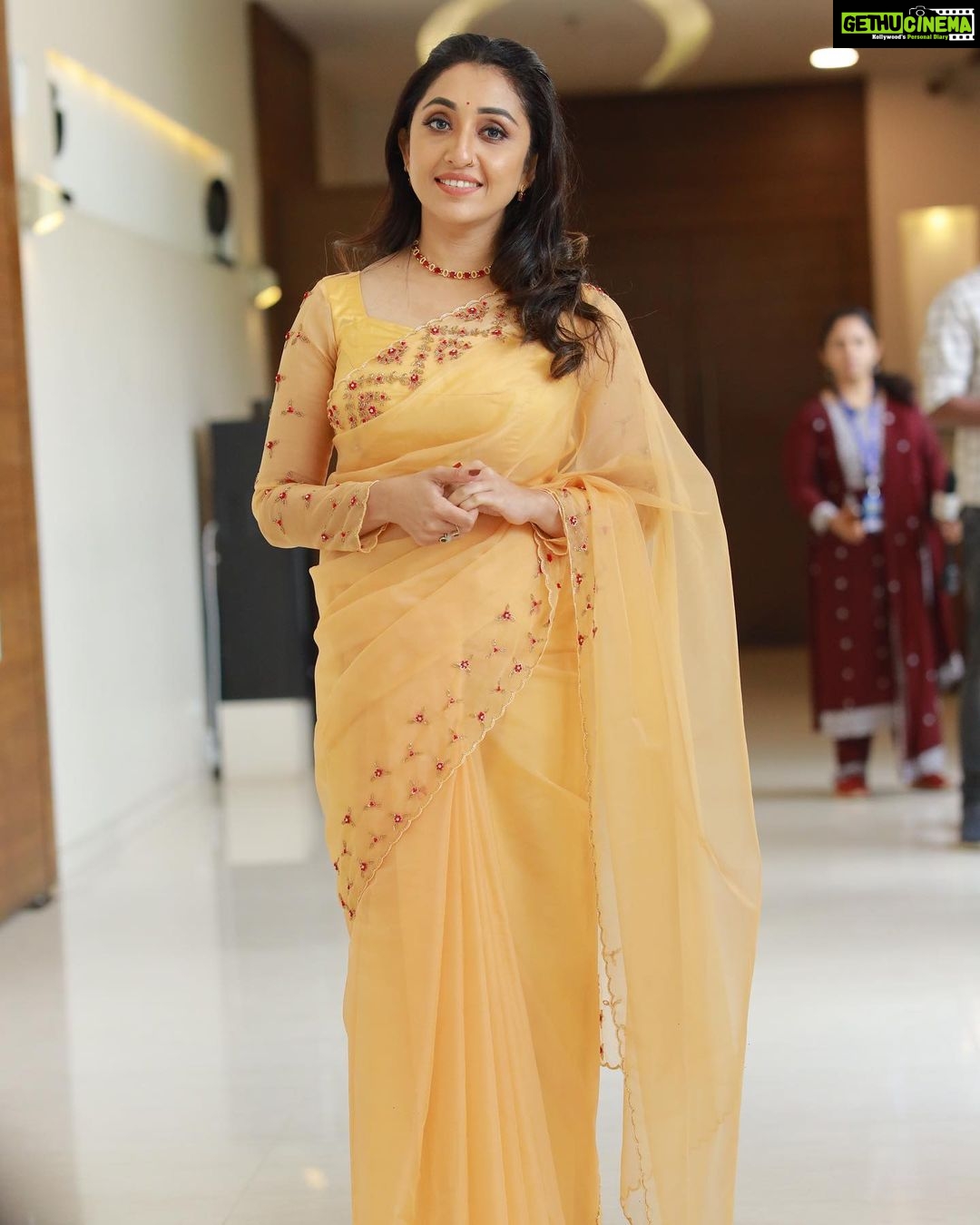 Nithya Das Instagram - Train ur mind to see good In everything … yellow saree stylist : Tharunya_vk outfit : miradesigns_by_anu ornaments: kaya_online_ @sruthisai_official yellow saree stylist : @tharunya_vk outfit : @miradesigns_by_anu ornaments: @kaya_online_