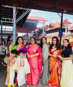 Nithya Das Instagram - ഗുരുവായൂർ നടയിൽ...... 🙏
