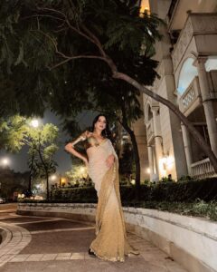 Nitibha Kaul Instagram - Dil Mera Hai Mukkeya 
Ghum Vekhi Saari Duniya 
Par Tere Te Aa Rukeya 

Wearing @sihali_jageer @platoonadvisory 

#FestiveSaree #Brocade #GoldSaree #FestiveOOTN #SareeGoals #GoldAesthetic #NKDesi