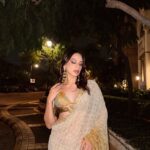 Nitibha Kaul Instagram - Dil Mera Hai Mukkeya Ghum Vekhi Saari Duniya Par Tere Te Aa Rukeya Wearing @sihali_jageer @platoonadvisory #FestiveSaree #Brocade #GoldSaree #FestiveOOTN #SareeGoals #GoldAesthetic #NKDesi