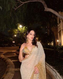 Nitibha Kaul Instagram - Dil Mera Hai Mukkeya 
Ghum Vekhi Saari Duniya 
Par Tere Te Aa Rukeya 

Wearing @sihali_jageer @platoonadvisory 

#FestiveSaree #Brocade #GoldSaree #FestiveOOTN #SareeGoals #GoldAesthetic #NKDesi