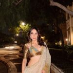 Nitibha Kaul Instagram - Dil Mera Hai Mukkeya Ghum Vekhi Saari Duniya Par Tere Te Aa Rukeya Wearing @sihali_jageer @platoonadvisory #FestiveSaree #Brocade #GoldSaree #FestiveOOTN #SareeGoals #GoldAesthetic #NKDesi