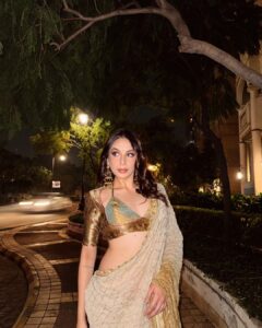 Nitibha Kaul Instagram - Dil Mera Hai Mukkeya Ghum Vekhi Saari Duniya Par Tere Te Aa Rukeya Wearing @sihali_jageer @platoonadvisory #FestiveSaree #Brocade #GoldSaree #FestiveOOTN #SareeGoals #GoldAesthetic #NKDesi