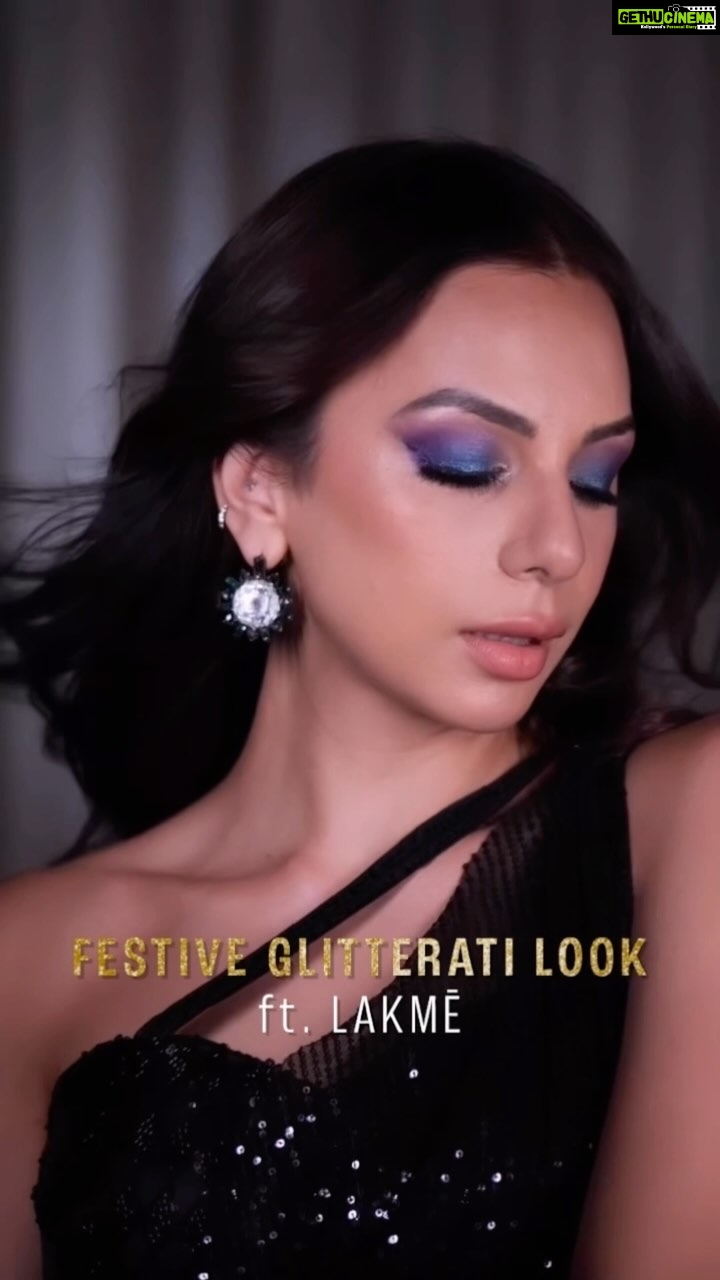 Nitibha Kaul Instagram - AD | It’s that time of the year where we #GlitterUp for the festivities & @lakmeindia’s newest Glitterati Range is perfect to do that! 💥✨ A bold shimmering peacock eye, why not 🦚 I created this beautiful eye look using some of my favourite products. ✨ Here’s what I used from the Glitterati Collection : - Luminous Skin Tint Foundation - Warm Sand - Glitterati Eye Paint - Champagne Rain - Glitterati Shine Eyeliner - Daring Blue & Invincible Purple - Glitterati Shine Lipstick - Red Pop #LakmeGlitterati #LakmeGlitteratiCollection #LakmeMakeUp #LakmeIndia #FestiveGlam