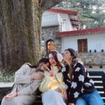 Nitibha Kaul Instagram - The cutest way to spend my birthday day, surrounded by friends, laughter, mountains, good food & sweater weather- couldn’t have asked for more 💛 The last slide is my favourite tho :p Mussoorie-Queen of Hills