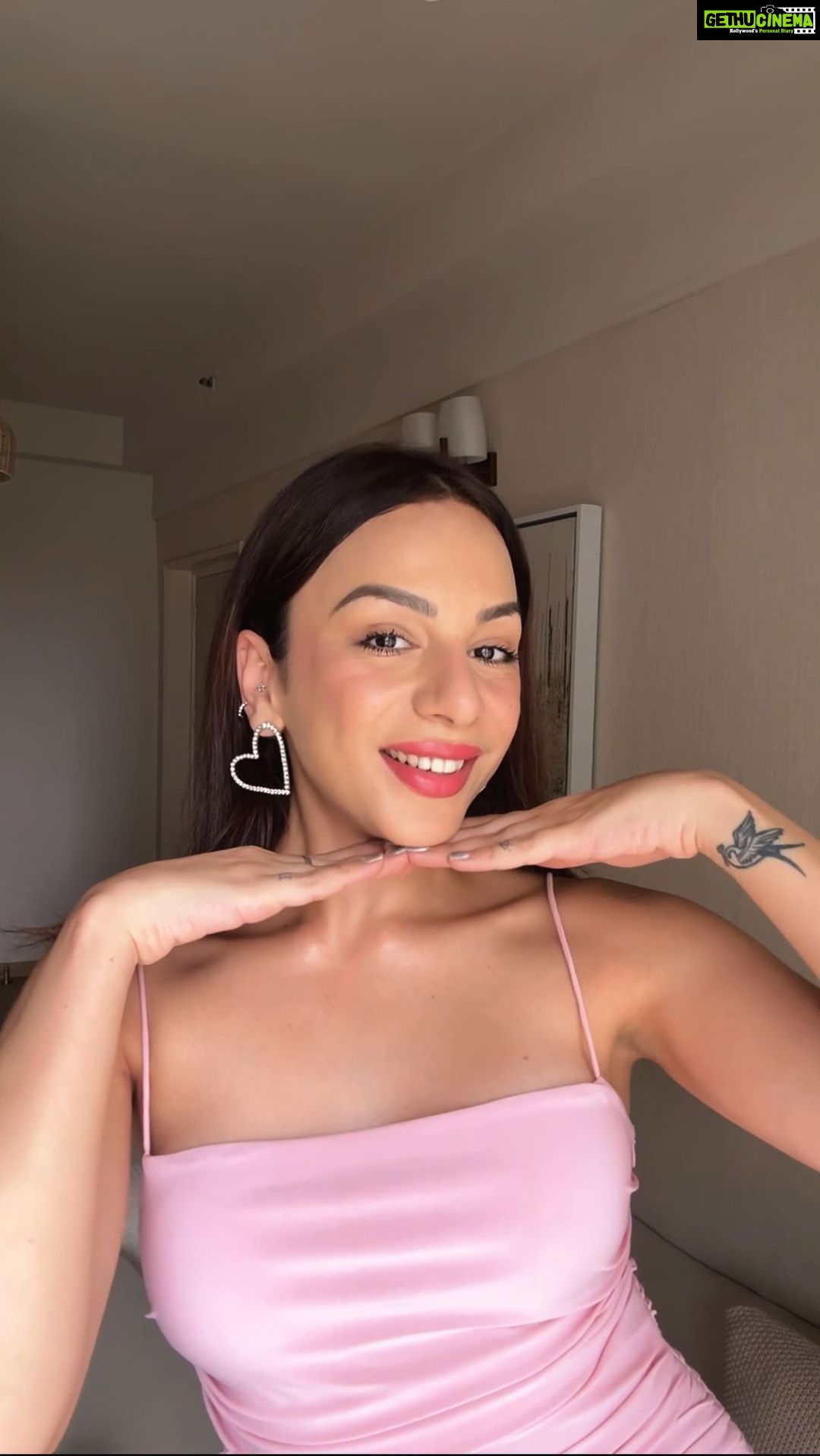 Nitibha Kaul Instagram - GRWM as a Single! All in good humour! It's the last day of the @ssbeauty and @shoppers_stop Singles' Day sale, and I've already stocked up on my favs! Time for you to go shop for your makeup essentials now! They currently have some great Singles' Day offers going on until 13th November on brands like Clinique, Estée Lauder, MAC & many more both in-store & online! 👀 In-store: ✨Buy 2 & Get 22% Off ✨Buy 3 & Get 33% Off Online: ✨Buy 1 & Get 11% Off ✨Buy 2 & Get 22% Off Here's what I got: MAC Compact Bobbi Brown Mascara Clinique Lipstick Bobbi Brown Highlighter So head to the @ssbeauty and @shoppers_stop stores now to stock up!🛍️❤️🔥 #SSBeauty #SSBeautyBrigade #ShoppersStop #SinglesDay