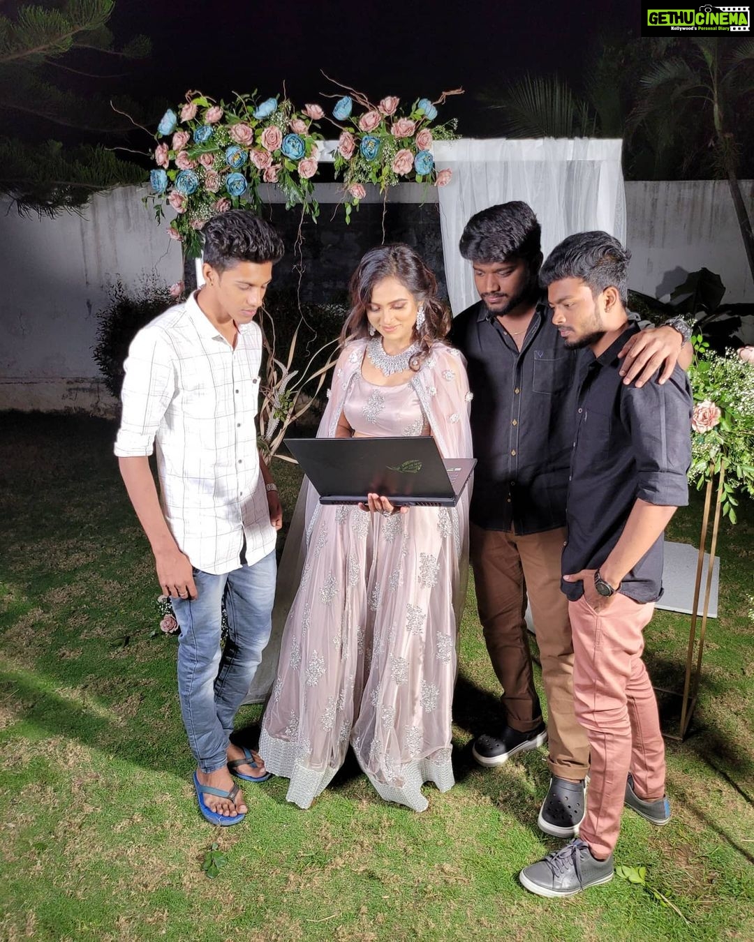 Nixen Instagram - Extremely happy & proud for this. Our #KanavuUlagam will be launched by our #Singapenn @actress_ramyapandian Akka ❤️. Thank you so much for your kind gesture akka.😍 An @allanpreetham musical! Dreamy visuals & Cuts: @sanjaysooriya Vocals & lyrics : @idukan_agarathi #kanavuulagam #ourkanavu #ramyapandian Chennai, India