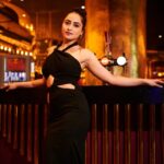 Niyati Fatnani Instagram - The other side 🖤🎃🍷 Styled by: @styleitupbyaashna Shot by: @mirajverma_photography Outfit: @mona_fashion_studio07 Earrings: @nishka.closet_ Hair & Makeup by: @celebsmakeupbysejal @makeoverbysejalthakkar Location: @lotdpowai #black #niyatifatnani