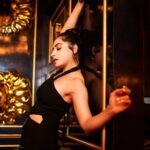 Niyati Fatnani Instagram - The other side 🖤🎃🍷 Styled by: @styleitupbyaashna Shot by: @mirajverma_photography Outfit: @mona_fashion_studio07 Earrings: @nishka.closet_ Hair & Makeup by: @celebsmakeupbysejal @makeoverbysejalthakkar Location: @lotdpowai #black #niyatifatnani