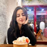 Niyati Fatnani Instagram - Sweetness in frame 🧁🎸🎶♥️☘️ #musical #art #weekend #lastnight #niyatifatnani