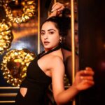 Niyati Fatnani Instagram - The other side 🖤🎃🍷 Styled by: @styleitupbyaashna Shot by: @mirajverma_photography Outfit: @mona_fashion_studio07 Earrings: @nishka.closet_ Hair & Makeup by: @celebsmakeupbysejal @makeoverbysejalthakkar Location: @lotdpowai #black #niyatifatnani