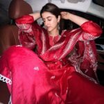 Nupur Sanon Instagram - Every mumbaikar singing this ‘literally’ ☔️🌧️🚦😂 “Kya teri marzi hai megha?Ghar humko jaane na dega🫠🤭” #MumbaiTraffic #MumbaiRains
