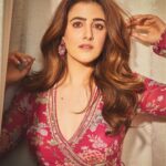 Nupur Sanon Instagram - आज फ़क़त ये अफ़साने … ख़्वाब से बना लूँ सच मैं 🌹 • Outfit- @kalista.official Jewellery: @minerali_store @sangeetaboochra Styled by- @sukritigrover Styling Team- @vanigupta.23 @jivikasetpal hair - @hetal__gami