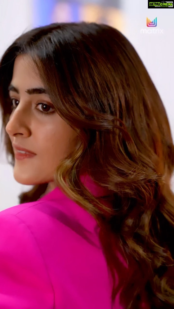 Nupur Sanon Instagram - I am so happy I took up the #DareToMelt challenge.. And OMG I am absolutely in love with my hair...!!!ππ»ββοΈ The Matrix Professional explained that in Color Melt they blend 3 shades from dark to light to give this naturally blended look!π€π» You wouldnβt want to miss out on getting this amazing look! Go and book yourself an appointment now at a matrix salon and get some exciting offers today! ππ»π #Ad @matrixindia_lnc #DareToMelt