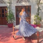 Nupur Sanon Instagram - Kinda ‘moved’ by how you’re looking at me !! ;) #sunshinetherapy