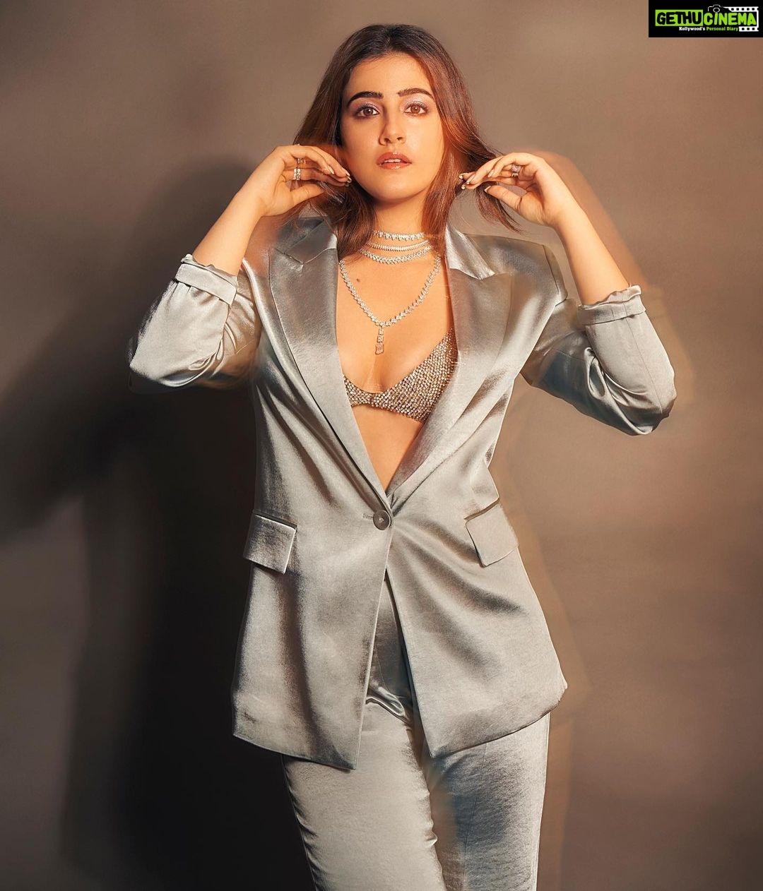 Nupur Sanon Instagram - While you run after gold, You’ll miss her ‘cause she’s The silver lining! 🪩❤️🔥;) • Jewellery- @karishma.joolry HMU- @kavyesharmaofficial @pinkeykashidonhair Styled by- @sukritigrover Style Team- @vanigupta.23 @simrankumar19 📸- @visualaffairs_va #aboutlastnight #forJio