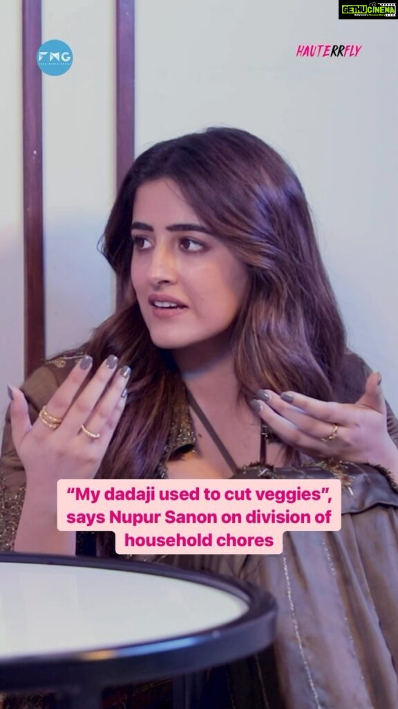 Nupur Sanon Instagram - In the latest episode of The Male Feminist, @nupursanon talks about her mother being her role model, seeing instances of equality at home, and her bond with her sister @Kritisanon! Watch the full episode exclusively on our YouTube channel. Link in bio! . Host outfit courtesy - @suta_bombay . #nupursanon #filhaalsong #popkaun #kunalkhemmu #divisionofchores #equality #kritisanon #themalefeminist #hauterrfly