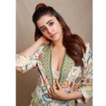 Nupur Sanon Instagram - Got my eyes on you…and I like what I see ;) • Outfit - @rannagill Jewellery - @ishhaara @ascend.rohank @timelessjewelsby_s HMU - @kavyesharmaofficial @pinkeykashidonhair
