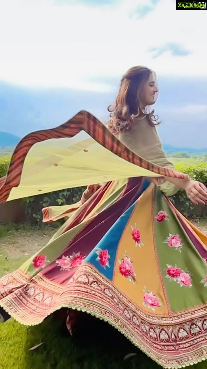 Nupur Sanon Instagram - Lots and lots of colours and pure happiness!!!! ๐๐๐๐งก๐