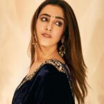 Nupur Sanon Instagram - Did you say ‘PALAT’ ? ❤️‍🔥 • Team Sara : Hmu - @makeupbydevanshii Styled by - @ashwin_ash1 & @hassankhan_3 Style team - @ahmedxmirza Outfit - @sureenachowdhri Jewellery- @houseofqc Shot by - @visualaffairs_va