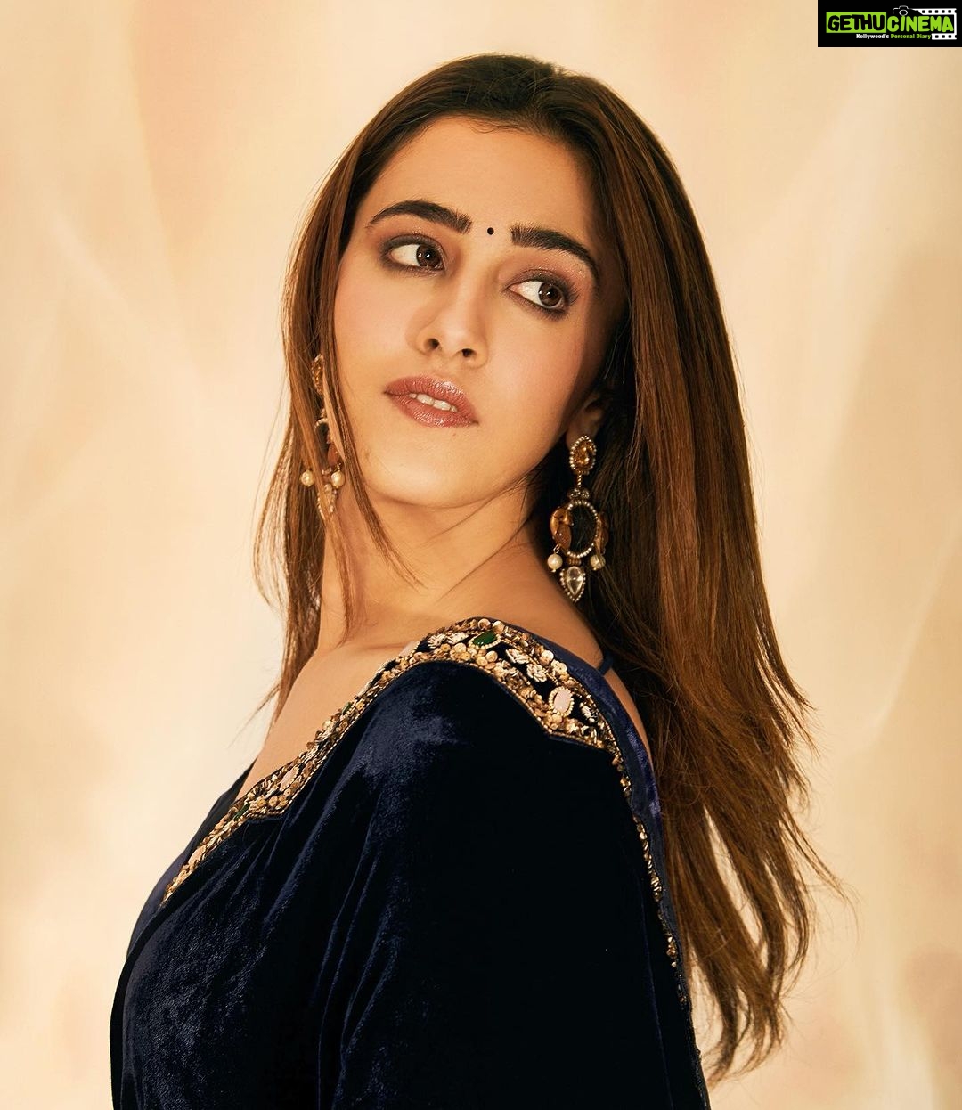 Nupur Sanon Instagram - Did you say ‘PALAT’ ? ❤️🔥 • Team Sara : Hmu - @makeupbydevanshii Styled by - @ashwin_ash1 & @hassankhan_3 Style team - @ahmedxmirza Outfit - @sureenachowdhri Jewellery- @houseofqc Shot by - @visualaffairs_va