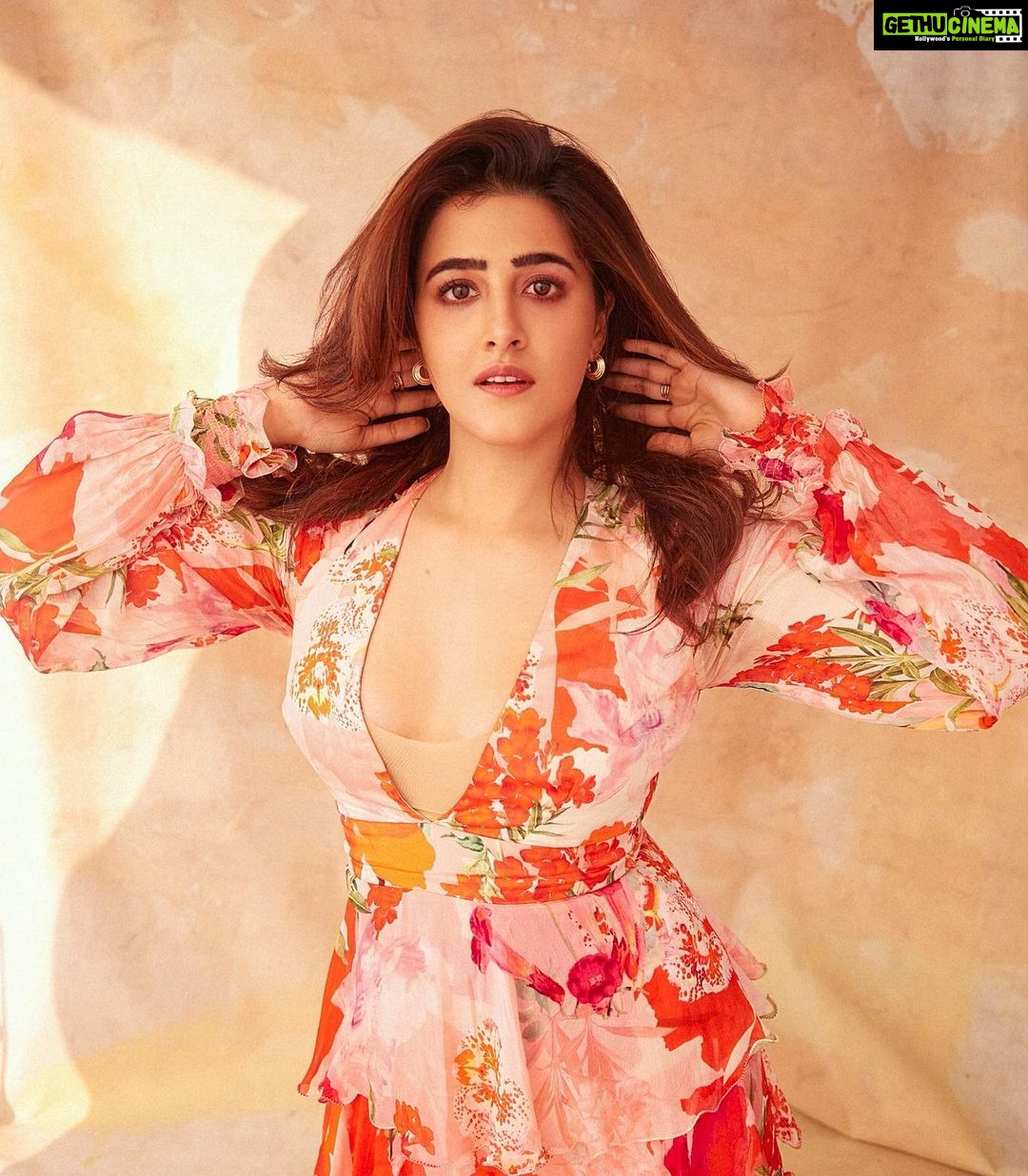 Nupur Sanon Instagram - Read my eyes. Listen to my silence. Understand my pauses. It ain’t simple. It’s an everyday challenge. That thing called ‘love’ 🤍 • Wearing @mandirawirkhq Stylist : @sukritigrover Makeup : @kavyesharmaofficial Hair : @pinkeykashidonhair Jewellery : @paromapopat @kushalsfashionjewellery