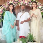 Nupur Sanon Instagram - I feel so fortunate and honoured to have met Gurudev Sri Sri Ravi Shankar in Mumbai . His smile, his energy and most importantly taking his blessings made us feel so loved. So thankful to have got time to share my thoughts with him and learn from him. Went back home with a calm mind and a happy heart. :) 😇💛 @srisriravishankar 🙏🏻