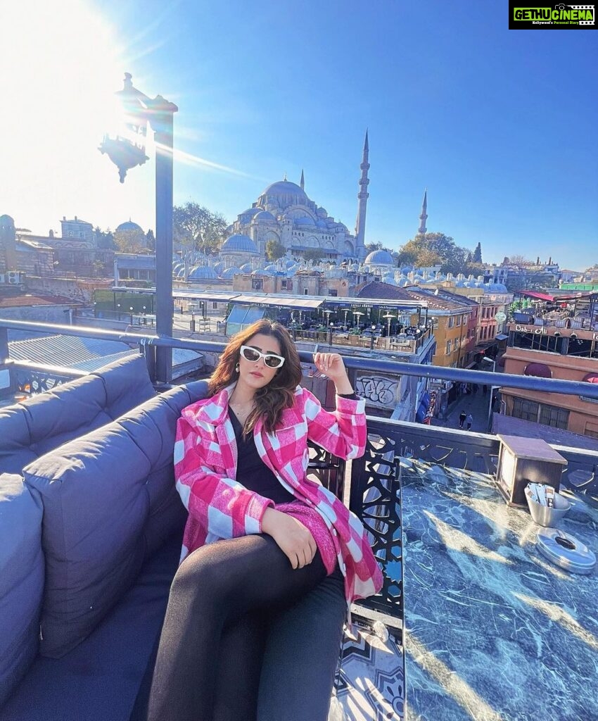 Nupur Sanon Instagram - The stunning view of Sülemaniye Mosque and me 💁🏻‍♀️🌝 Nova Şantiye Cafe