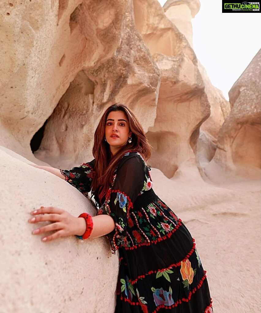 Nupur Sanon Instagram - She won’t make your demons disappear. She’d be fighting them by your side!🔥 • Outfit : @vipulshahbags 📸 : @arik_photoart @cappadocia_photoart