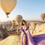 Nupur Sanon Instagram - 0 Degrees , My teeth chattering… And look at me trying to give soft expressions😂🥶🥹 Love Valley, Goreme, Cappadocia