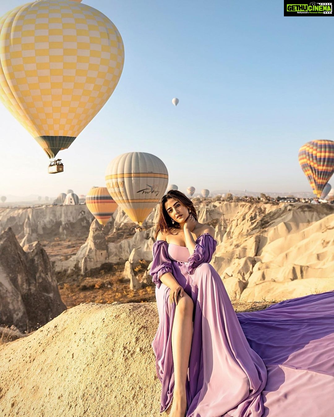 Nupur Sanon Instagram - 0 Degrees , My teeth chattering… And look at me trying to give soft expressions😂🥶🥹 Love Valley, Goreme, Cappadocia