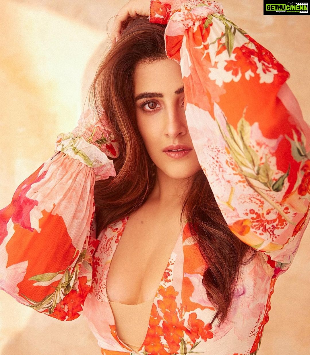 Nupur Sanon Instagram - Read my eyes. Listen to my silence. Understand my pauses. It ain’t simple. It’s an everyday challenge. That thing called ‘love’ 🤍 • Wearing @mandirawirkhq Stylist : @sukritigrover Makeup : @kavyesharmaofficial Hair : @pinkeykashidonhair Jewellery : @paromapopat @kushalsfashionjewellery