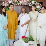 Nupur Sanon Instagram - I feel so fortunate and honoured to have met Gurudev Sri Sri Ravi Shankar in Mumbai . His smile, his energy and most importantly taking his blessings made us feel so loved. So thankful to have got time to share my thoughts with him and learn from him. Went back home with a calm mind and a happy heart. :) 😇💛 @srisriravishankar 🙏🏻