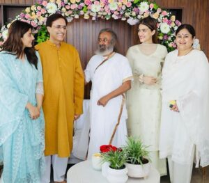 Nupur Sanon Instagram - I feel so fortunate and honoured to have met Gurudev Sri Sri Ravi Shankar in Mumbai . His smile, his energy and most importantly taking his blessings made us feel so loved. So thankful to have got time to share my thoughts with him and learn from him. Went back home with a calm mind and a happy heart. :) 😇💛 
@srisriravishankar 🙏🏻