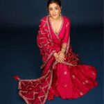 Nupur Sanon Instagram - Ve chunni meri rangde lallariya Mere yaar di gaddi de naal di🔥 Haha couldn’t find a more apt song for these pics!🤭 Team Sara : Mua : @makeupbydevanshii ☺️ Styled by fav 💕 @ashwin_ash1 & @hassankhan_3 Style team - @ahmedxmirza Outfit - @punitbalanaofficial @perniaspopupshop Jewellery- @shopriyaaofficial Shot by - @pranav.foto #TNRPromotions #Day2