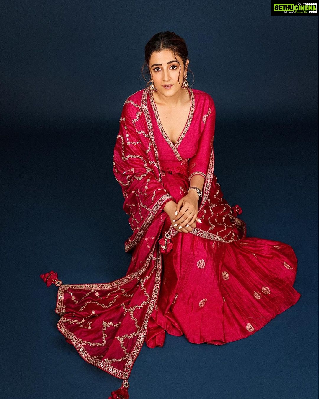 Nupur Sanon Instagram - Ve chunni meri rangde lallariya Mere yaar di gaddi de naal di🔥 Haha couldn’t find a more apt song for these pics!🤭 Team Sara : Mua : @makeupbydevanshii ☺️ Styled by fav 💕 @ashwin_ash1 & @hassankhan_3 Style team - @ahmedxmirza Outfit - @punitbalanaofficial @perniaspopupshop Jewellery- @shopriyaaofficial Shot by - @pranav.foto #TNRPromotions #Day2