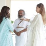 Nupur Sanon Instagram - I feel so fortunate and honoured to have met Gurudev Sri Sri Ravi Shankar in Mumbai . His smile, his energy and most importantly taking his blessings made us feel so loved. So thankful to have got time to share my thoughts with him and learn from him. Went back home with a calm mind and a happy heart. :) 😇💛 @srisriravishankar 🙏🏻