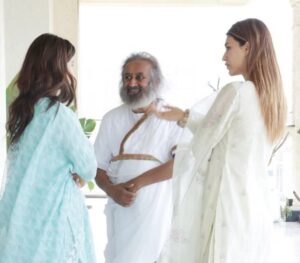 Nupur Sanon Instagram - I feel so fortunate and honoured to have met Gurudev Sri Sri Ravi Shankar in Mumbai . His smile, his energy and most importantly taking his blessings made us feel so loved. So thankful to have got time to share my thoughts with him and learn from him. Went back home with a calm mind and a happy heart. :) 😇💛 
@srisriravishankar 🙏🏻