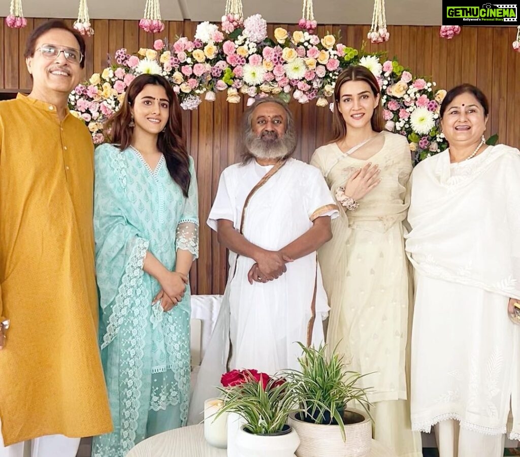 Nupur Sanon Instagram - I feel so fortunate and honoured to have met Gurudev Sri Sri Ravi Shankar in Mumbai . His smile, his energy and most importantly taking his blessings made us feel so loved. So thankful to have got time to share my thoughts with him and learn from him. Went back home with a calm mind and a happy heart. :) 😇💛 @srisriravishankar 🙏🏻