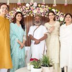 Nupur Sanon Instagram - I feel so fortunate and honoured to have met Gurudev Sri Sri Ravi Shankar in Mumbai . His smile, his energy and most importantly taking his blessings made us feel so loved. So thankful to have got time to share my thoughts with him and learn from him. Went back home with a calm mind and a happy heart. :) 😇💛 @srisriravishankar 🙏🏻
