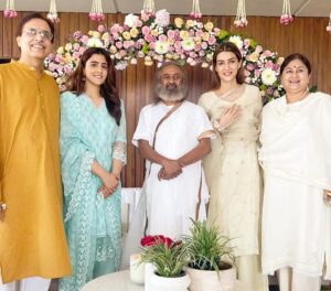 Nupur Sanon Instagram - I feel so fortunate and honoured to have met Gurudev Sri Sri Ravi Shankar in Mumbai . His smile, his energy and most importantly taking his blessings made us feel so loved. So thankful to have got time to share my thoughts with him and learn from him. Went back home with a calm mind and a happy heart. :) 😇💛 
@srisriravishankar 🙏🏻