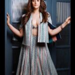 Nupur Sanon Instagram - Don’t know much about posing but I guess I’m doing okay?! 🥶🔥🤭 • • Styled by : @sukritigrover Wearing : @svacouture Jewellery : @sangeetaboochra @aquamarine_jewellery 📸 : @advait_vaidya