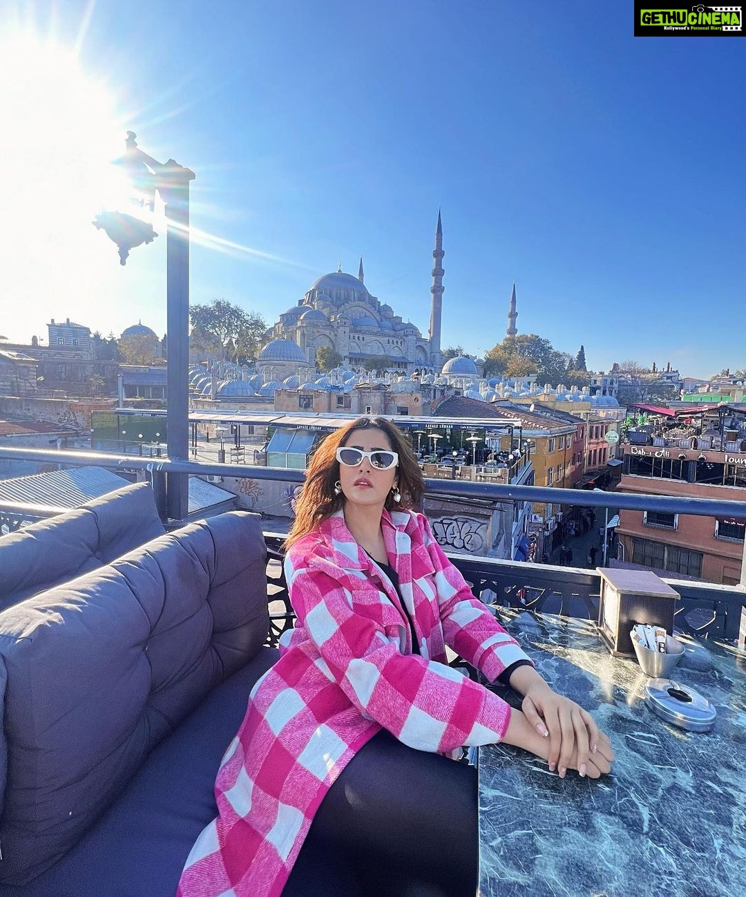 Nupur Sanon Instagram - The stunning view of Sülemaniye Mosque and me 💁🏻♀️🌝 Nova Şantiye Cafe