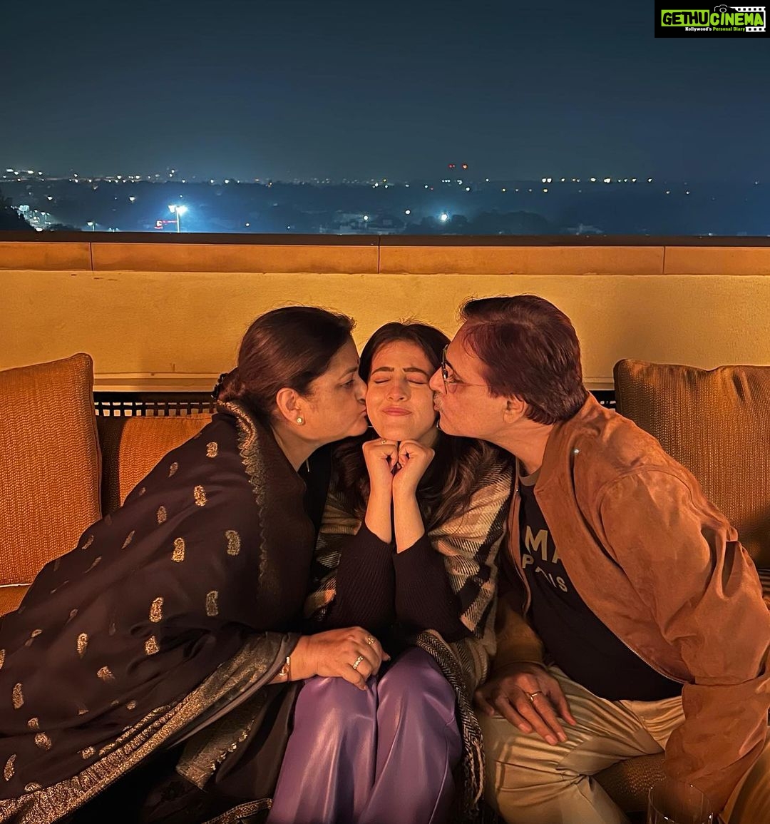 Nupur Sanon Instagram - A sweet simple birthday dinner with my two pillars of strength and love. It was a very different kind of birthday. The best birthday ever.❤️ You are my best friends. I love you guys and you both mean the world to me. 🧿 A big thank you for the warmest wishes that you all have sent.🙏🏻A big thank you to the sweetest edits and videos my cute loyalists have been tagging me on Instagram. :”) God has been the kindest to me❤️🧿☺️ • 📸: the best best friend @rochana.singal 🫂 #Birthday2022
