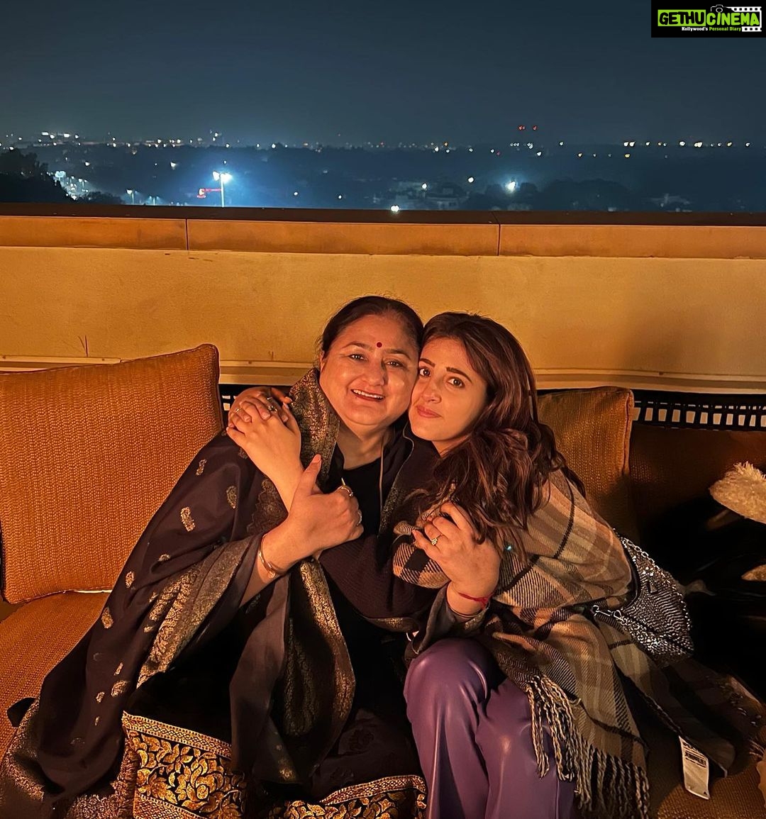 Nupur Sanon Instagram - A sweet simple birthday dinner with my two pillars of strength and love. It was a very different kind of birthday. The best birthday ever.❤️ You are my best friends. I love you guys and you both mean the world to me. 🧿 A big thank you for the warmest wishes that you all have sent.🙏🏻A big thank you to the sweetest edits and videos my cute loyalists have been tagging me on Instagram. :”) God has been the kindest to me❤️🧿☺️ • 📸: the best best friend @rochana.singal 🫂 #Birthday2022