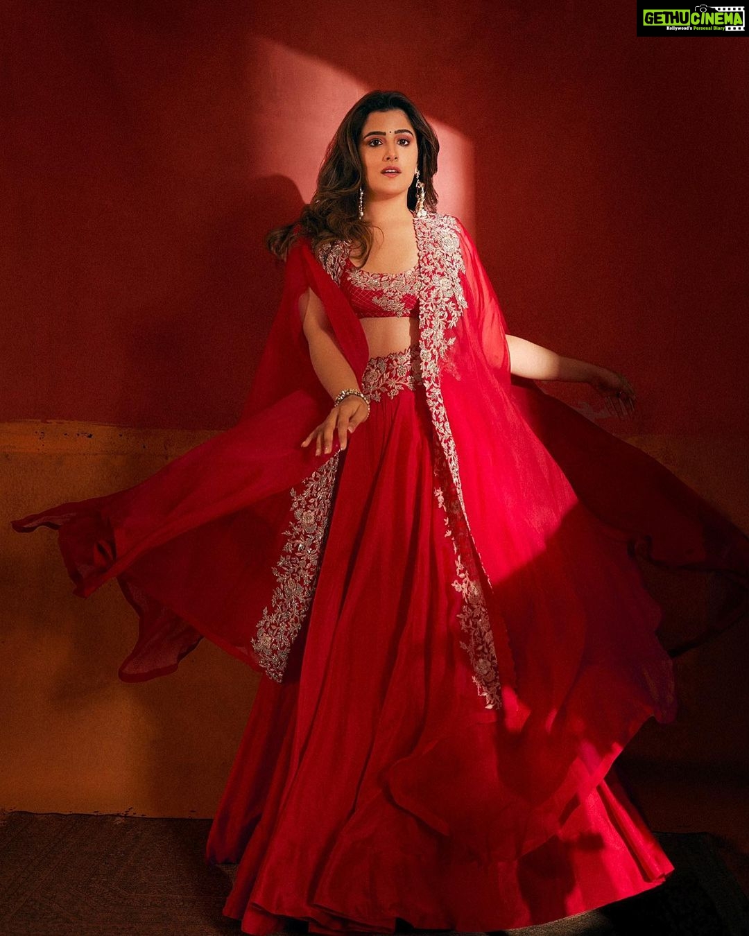 Nupur Sanon Instagram - RED-yyyyy for Diwali!! 🔥🔥❤️❤️ • Outfit- @mrunalinirao Makeup @kavyesharmaofficial Hair @aasifahmedofficial Jewellery- @anayah_jewellery @sonisapphire @urbanthesaurus_jewellery Styled by- @sukritigrover Styling Team- @vanigupta.23 @stylebynehan @niddhii_jain Shot by @tejasnerurkarr