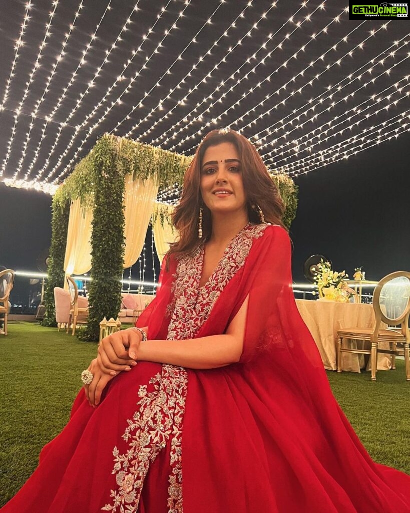 Nupur Sanon Instagram - It was a beautiful night and a grand beginning to my most favourite festival! ❤️🔥🌌🌠 And celebrating it with friends and family was the best way to kickstart the warmestttt Diwali season♠️🔥 Our home,our terrace beautifully decorated by @ateliereventsindia @aandmeventsco 🪔 #DiwaliCelebrations #Diwali2022