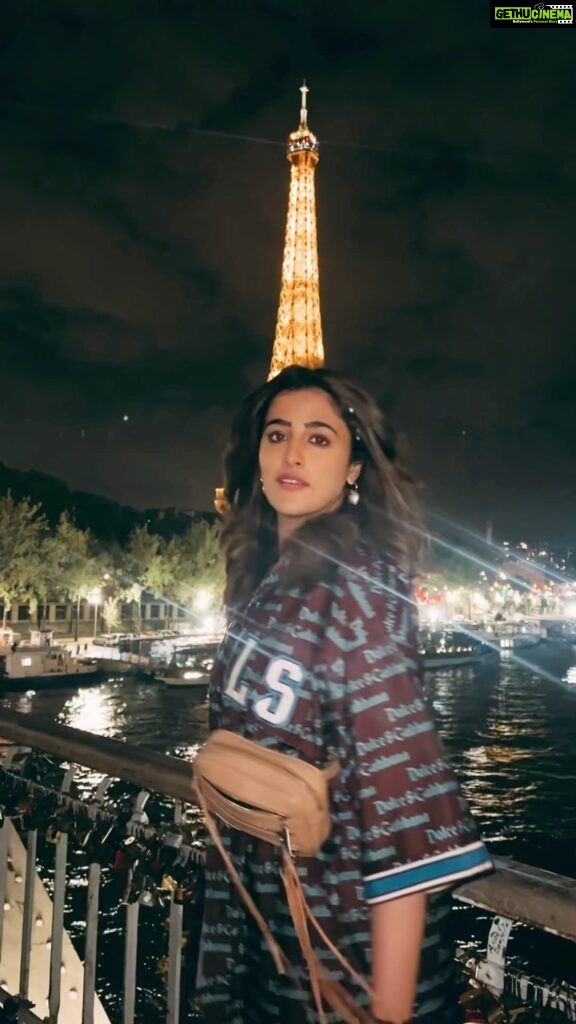 Nupur Sanon Instagram - Trying to pose pretty in front of the prettiest there is!🤭 #eiffeltower #parisisalwaysagoodidea