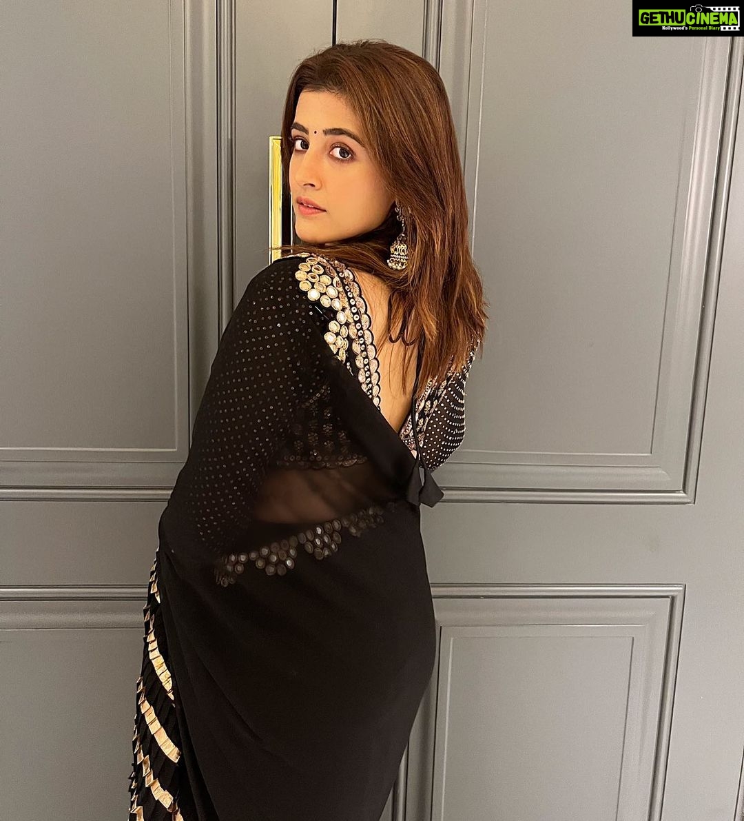 Nupur Sanon Instagram - There needs to be a ‘पलट’ emoticon!🔥🖤